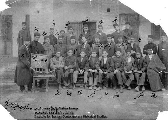 تهران قدیم | تصاویر قدیمی و کمتر دیده شده از پسران و دختران دانش‌آموز/ عکس