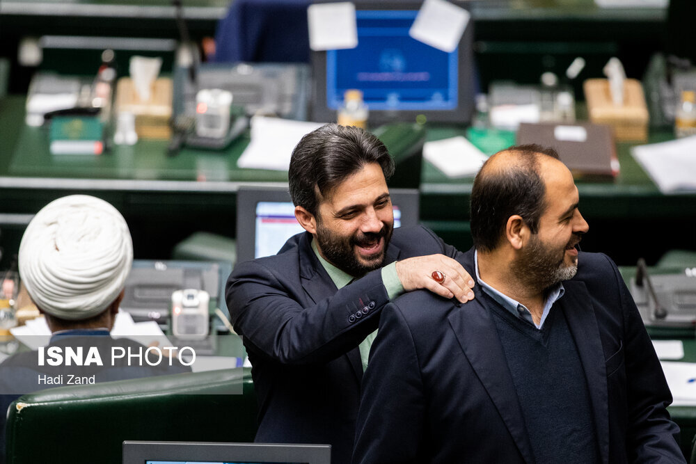 حلقه نمایندگان زن به دور قالیباف / مشت و مال نماینده مجلس در صحن علنی + عکس 2