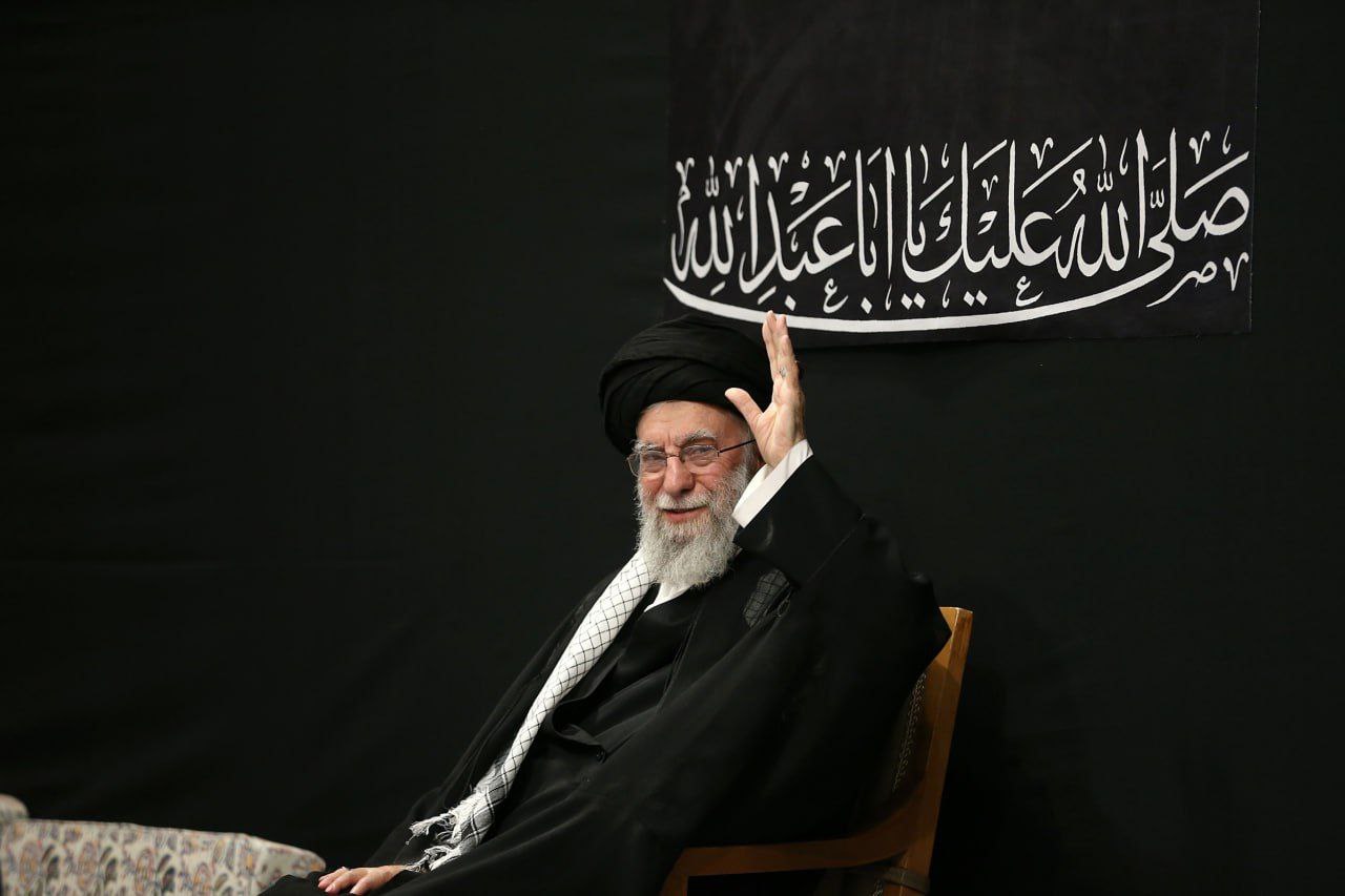 تصاویر ورود و حضور رهبر انقلاب در حسینیه امام خمینی (ره) + عکس 4