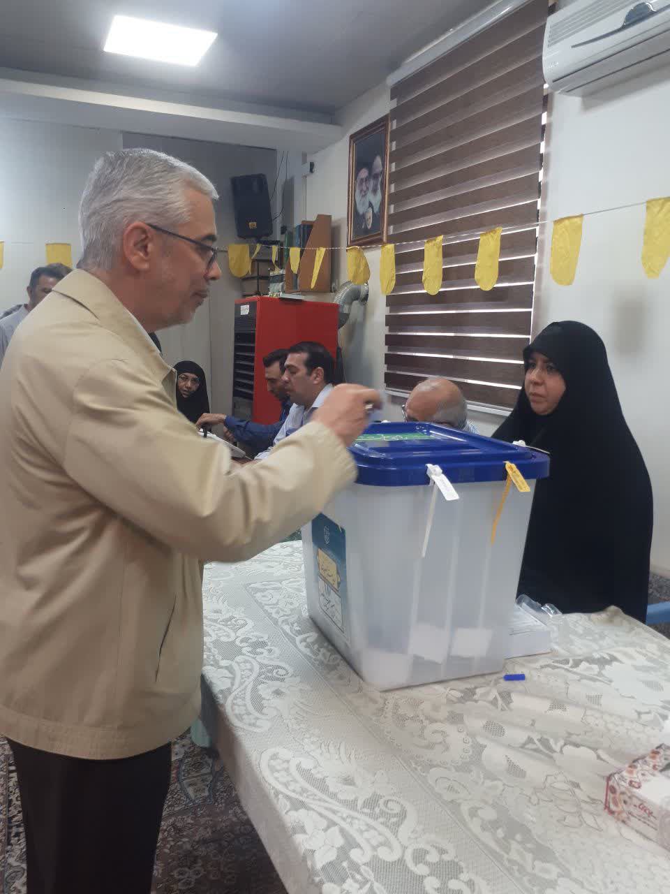 محمد باقری رای خود را به صندوق انداخت + عکس 2