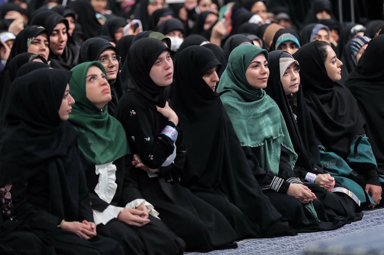 حاشیه هایی از دیدار هزاران نفر از زنان و دختران با رهبر انقلاب + عکس 8
