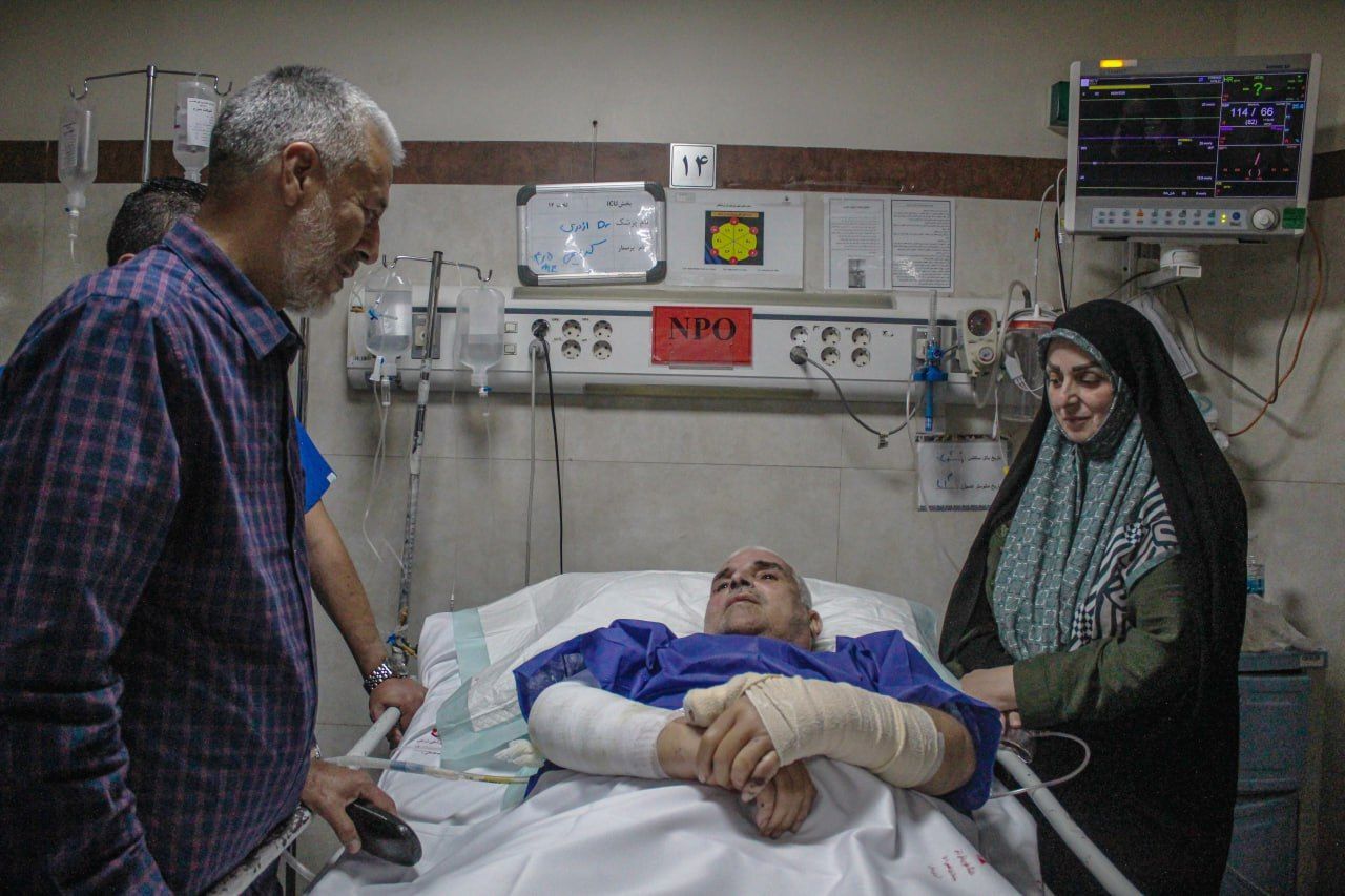 عکسی از پوشش متفاوت امیر سیاری هنگام عیادت از مجروحان حمله اسرائیل 2