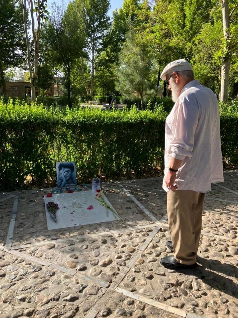 تیپ متفاوت ناطق نوری بر مزار شجریان (عکس)