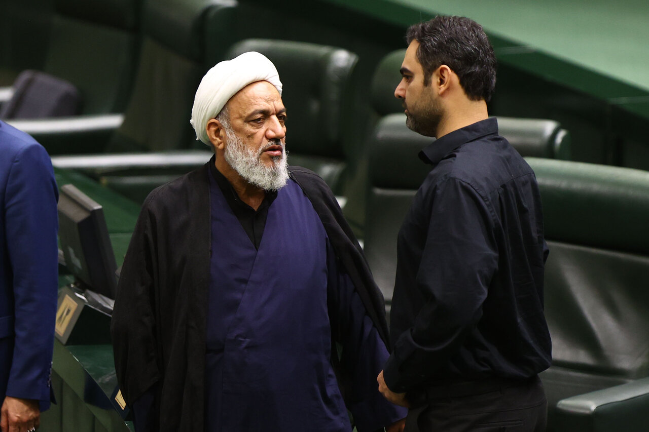 گپ و گفت آقاتهرانی و امیر حسین ثابتی در جلسه علنی مجلس + عکس 2