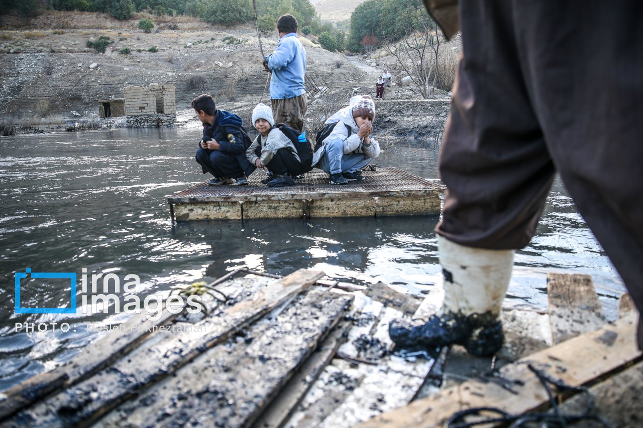 مدرسه‌ای در آن سوی مسیر گلی 