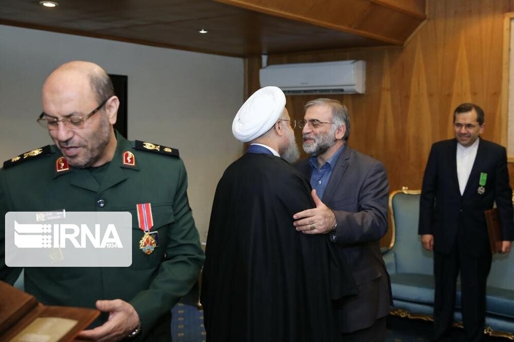 اعطای نشان به شهید فخری زاده