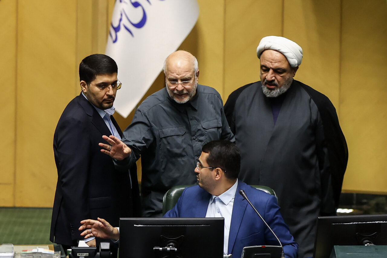 تصاویری از حمید رسایی در صحن علنی مجلس پس از جنجال های اخیر 3