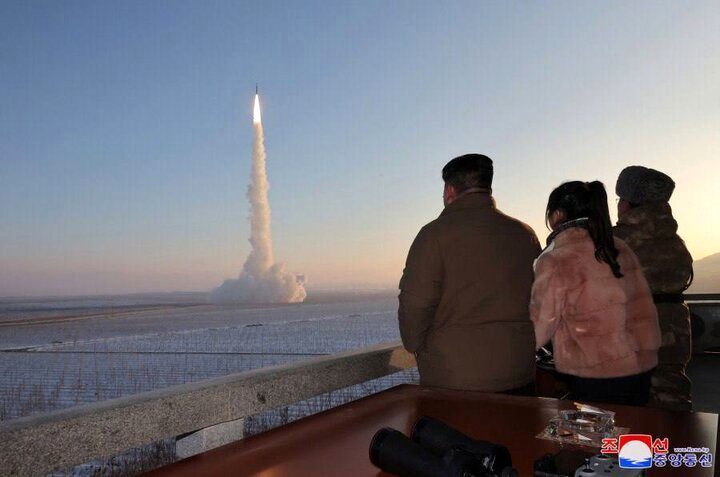 کیم جونگ اون به هنگام تماشای پرتاب موشک قاره پیما