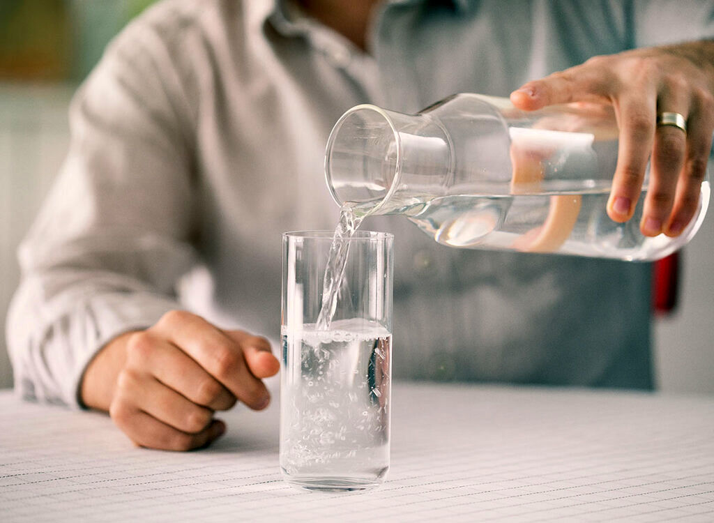 اگر بیش از حد آب بنوشیم چه اتفاقی برای بدنمان می‌افتد؟
