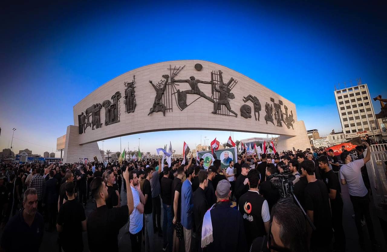 تجمع عراقی‌ها در میدان التحریر در اعتراض به جسارت به قرآن کریم + فیلم