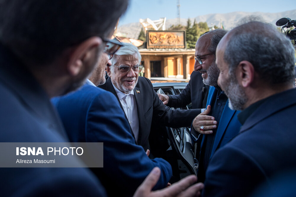 بازدید عارف از ساختمان آسیب دیده صداوسیما در جنگ
