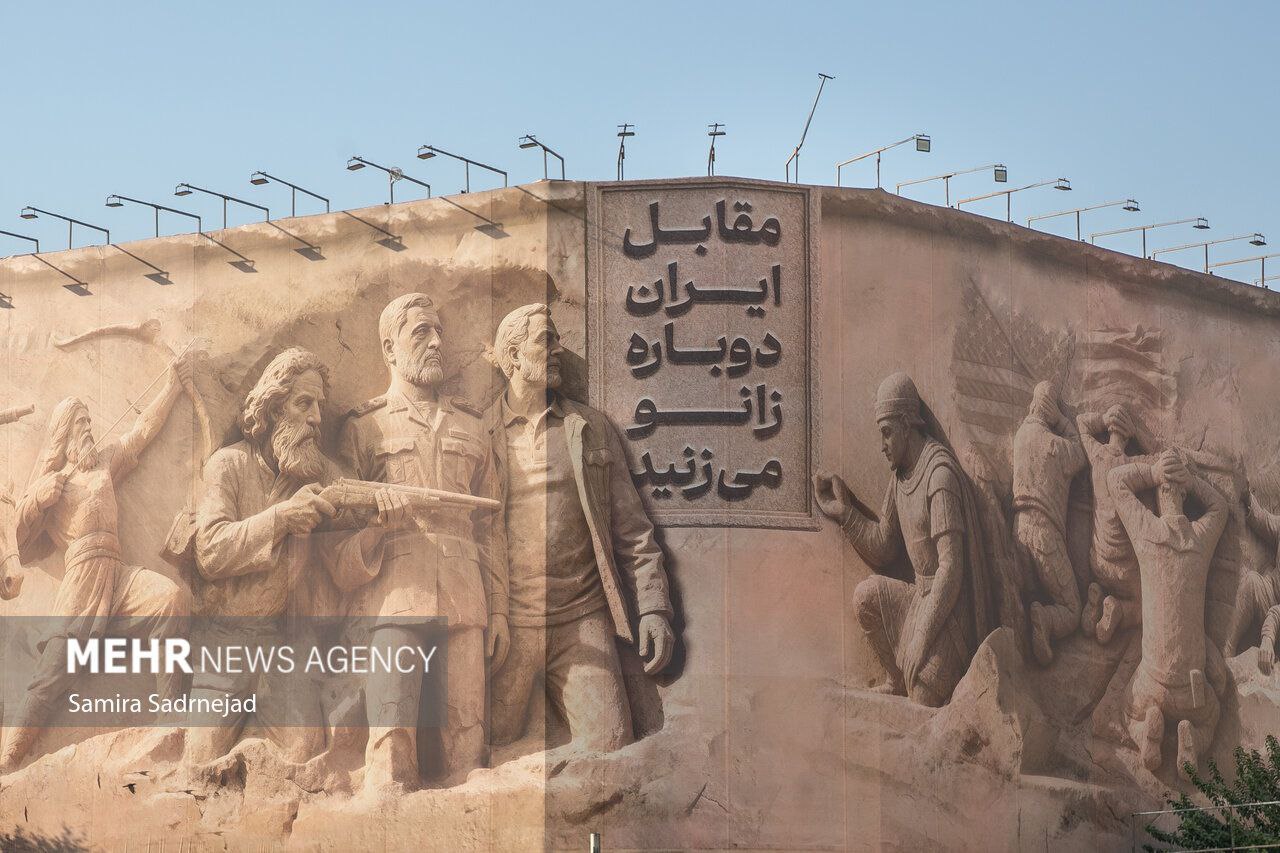 طرح معنادار دیوارنگاره جدید میدان انقلاب | مقابل ایران دوباره زانو می‌زنید + عکس 2