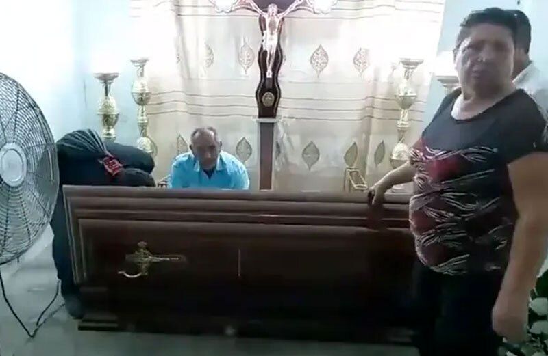 زنده شدن یک زن 76 ساله در تابوت هنگام مراسم تشییع (+عکس)