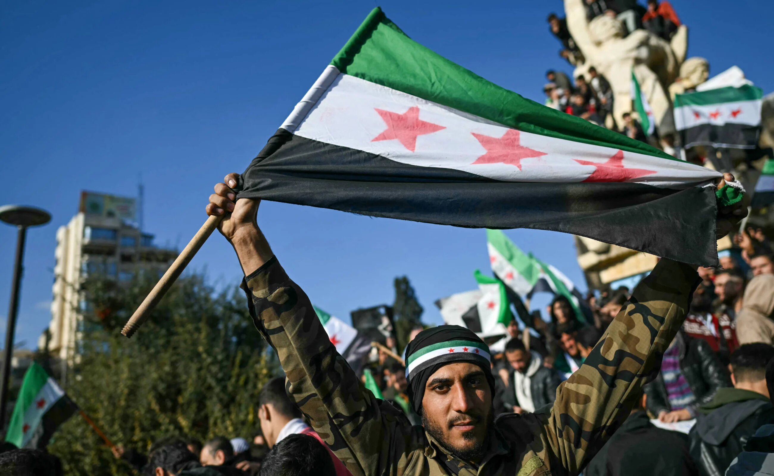 syria-aleppo-flag-noon-prayer-13-dec-2024-afp.jpg