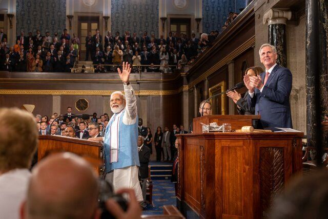 تصاویر | اعضای کنگره آمریکا برای گرفتن امضا از نخست وزیر هند صف کشیدند!