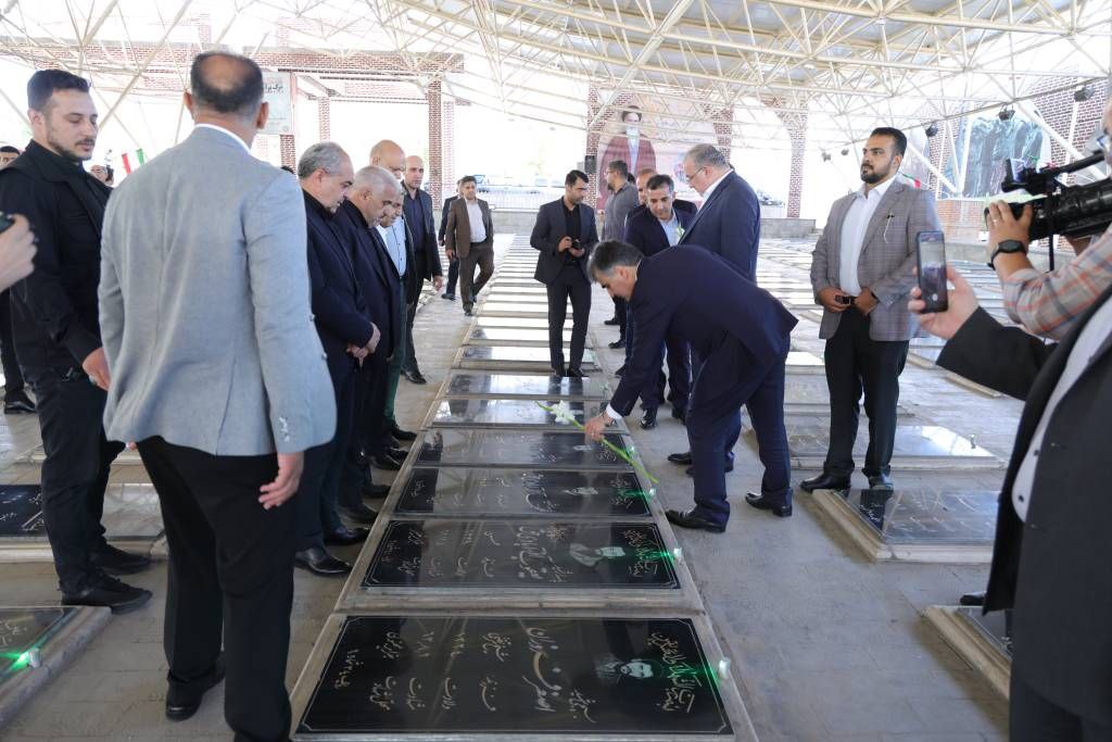 سفر فرزین به تبریز / فاتحه خوانی رئیس بانک مرکزی بر سر مزار شهید آل هاشم و شهدای جنگ تحمیلی اسرائیل + تصاویر 2