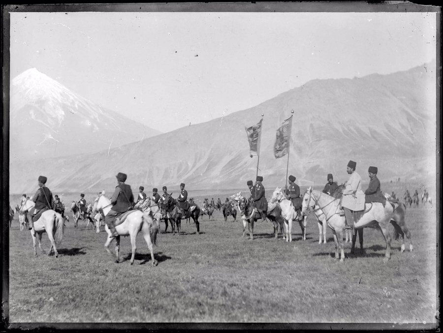 عکس | عکس دیده نشده از ناصرالدین شاه کنار کوه دماوند