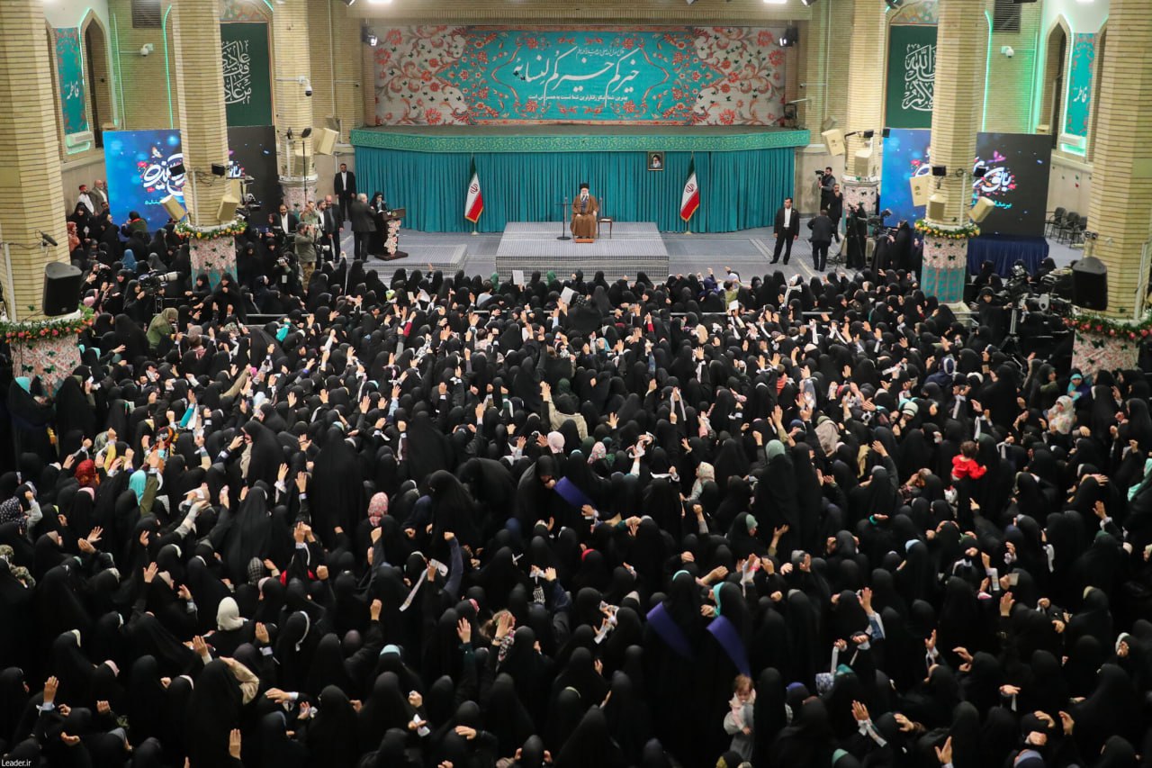 حاشیه هایی از دیدار هزاران نفر از زنان و دختران با رهبر انقلاب + عکس 6