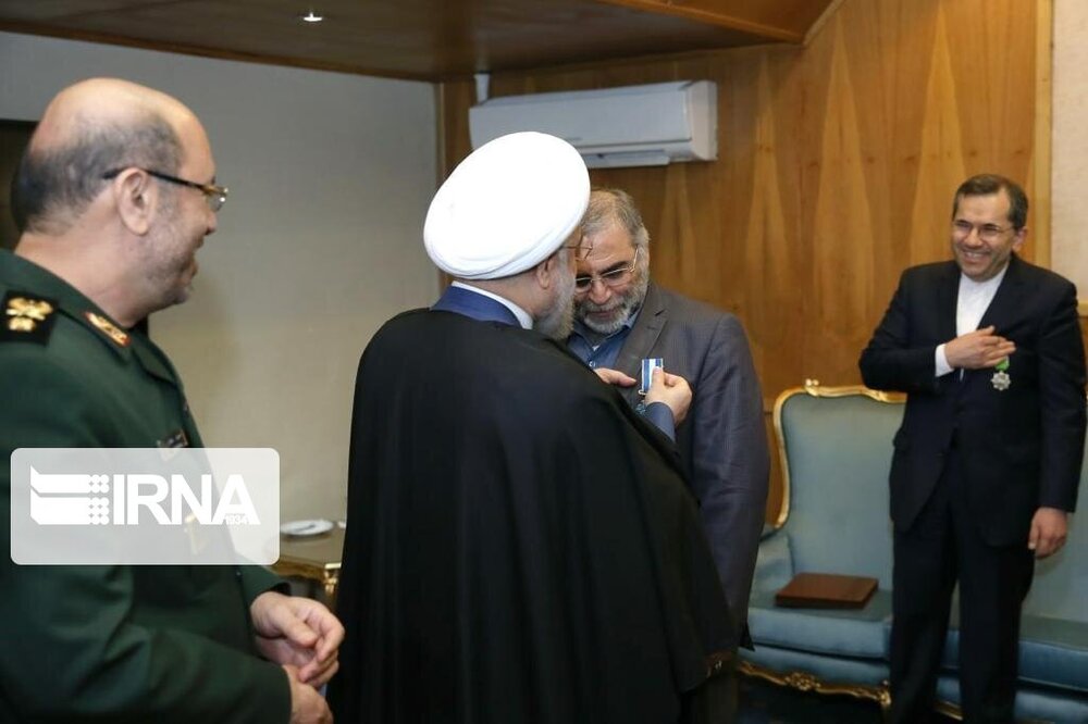 اعطای نشان به شهید فخری زاده