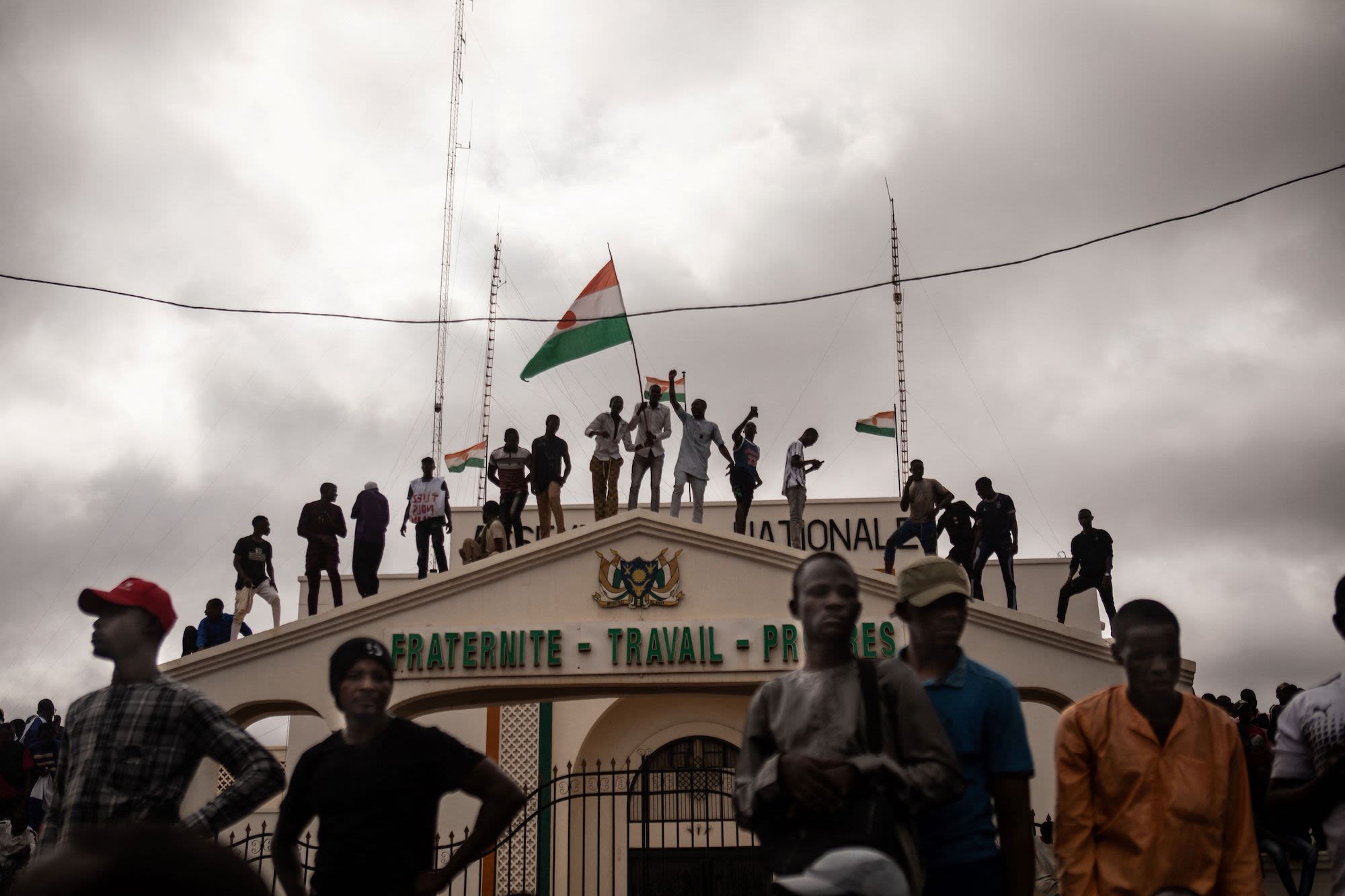 230805103452-01-niger-coup-supporters-080323