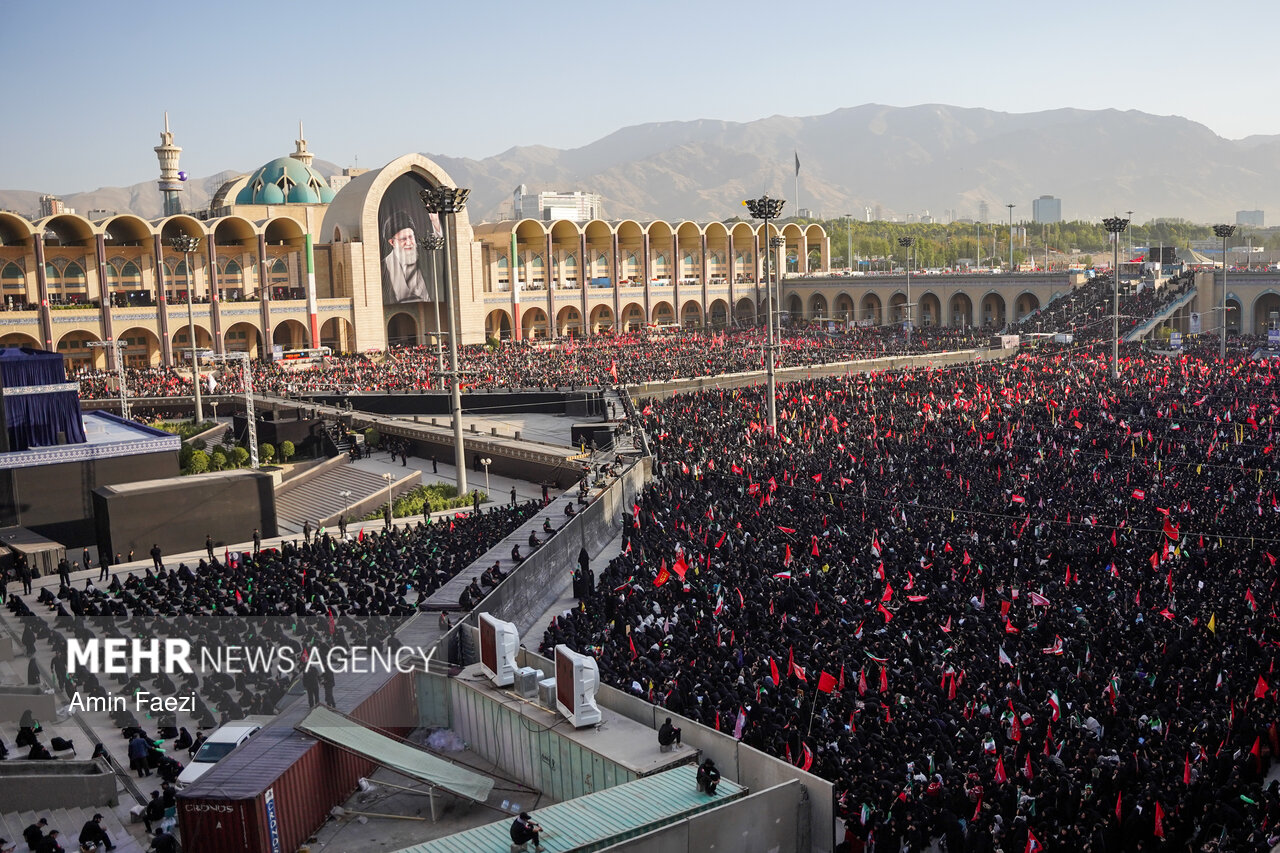 اقامه نماز بر پیکر رهبر شهید