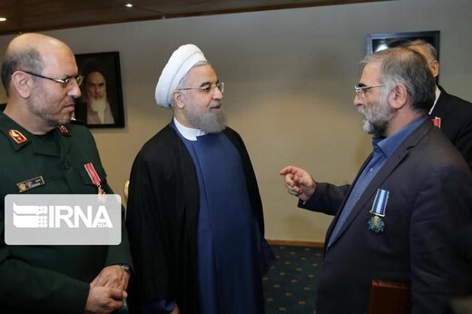 اعطای نشان به شهید فخری زاده