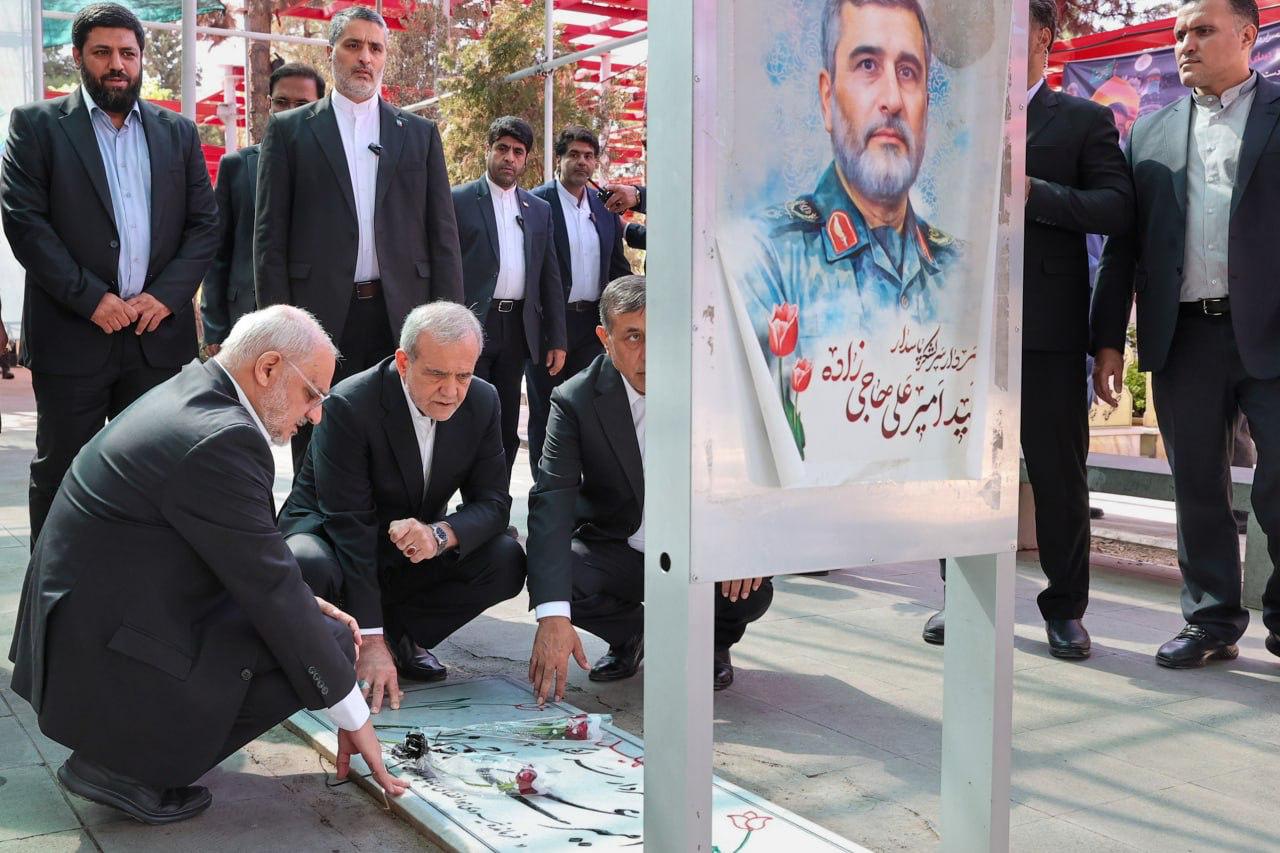 فاتحه خوانی پزشکیان بر سر مزار شهید حاجیزاده + عکس 2