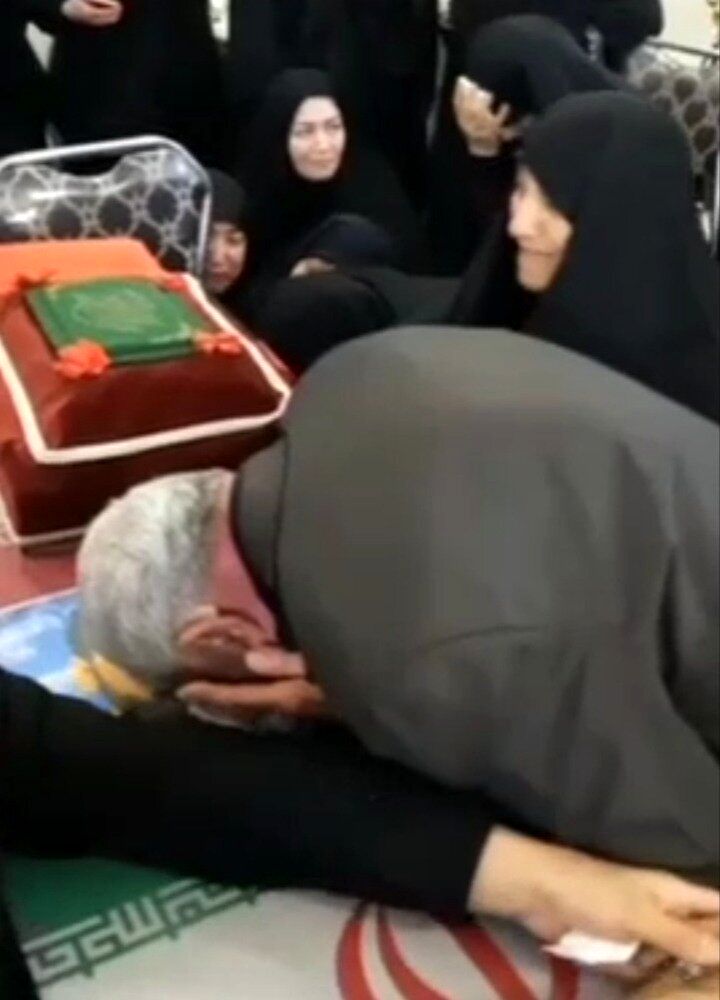 آخرین وداع خانواده استاندار شهید با پیکر فرزندشان + عکس 2