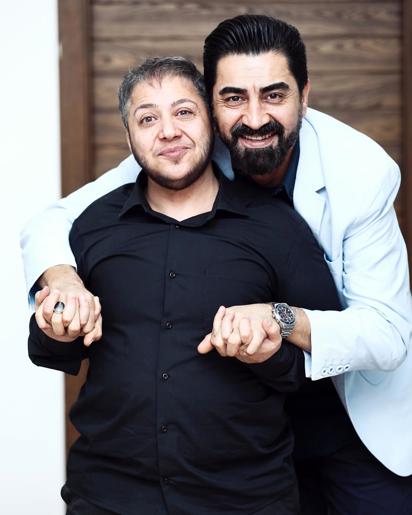 عکسی از مازیار لرستانی در آغوش مجری مشهور