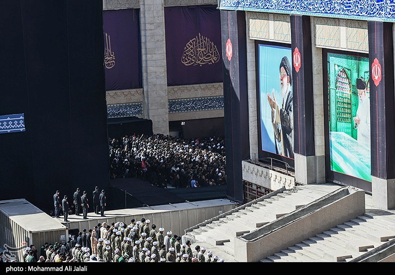 اقامه نماز بر پیکر رهبر شهید