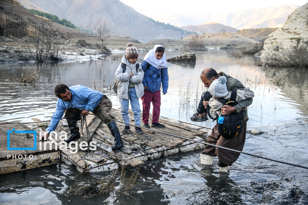 مدرسه‌ای در آن سوی مسیر گلی 