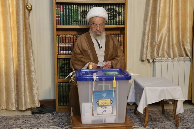 آیت‌الله مکارم شیرازی رأی خود را به صندوق انداخت + عکس 2