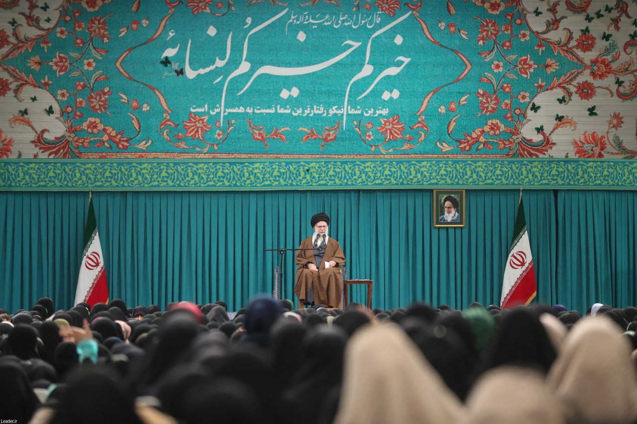 حاشیه هایی از دیدار هزاران نفر از زنان و دختران با رهبر انقلاب + عکس 2