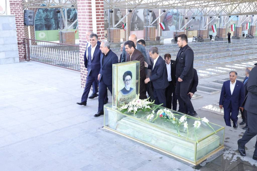 سفر فرزین به تبریز / فاتحه خوانی رئیس بانک مرکزی بر سر مزار شهید آل هاشم و شهدای جنگ تحمیلی اسرائیل + تصاویر 3