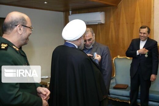 اعطای نشان به شهید فخری زاده