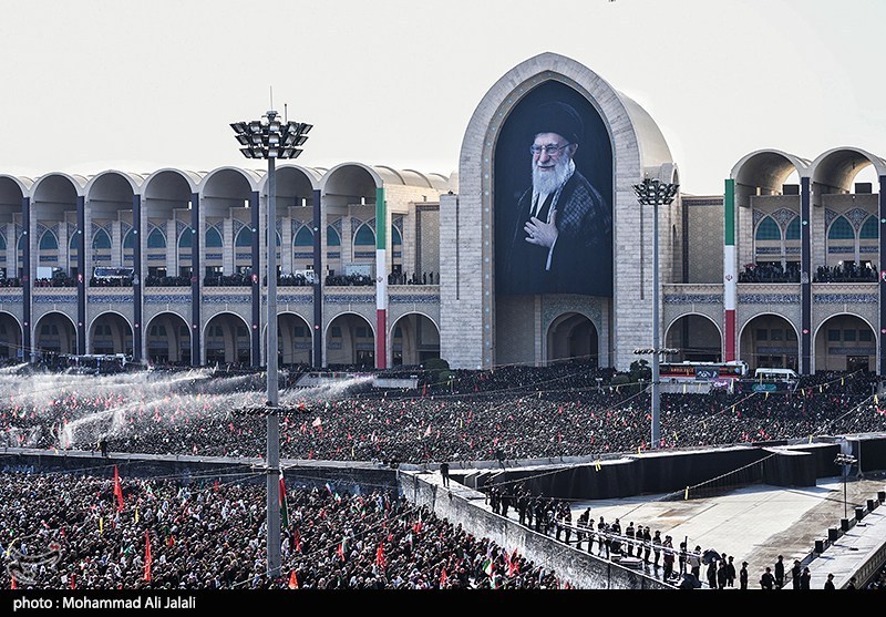 اقامه نماز بر پیکر رهبر شهید