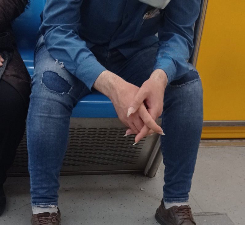 ناخن‌های عجیب یک مرد در متروی تهران + عکس 2