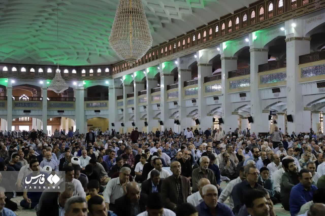 خاموشی لوسترهای مصلی به دستور یک امام جمعه