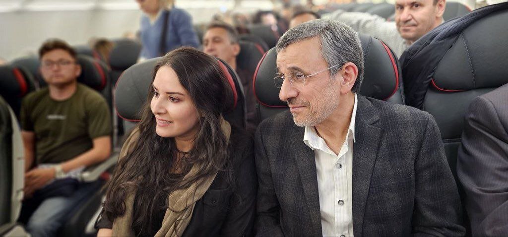 عکس یادگاری احمدی نژاد با یک زن بی حجاب + تصویر 2