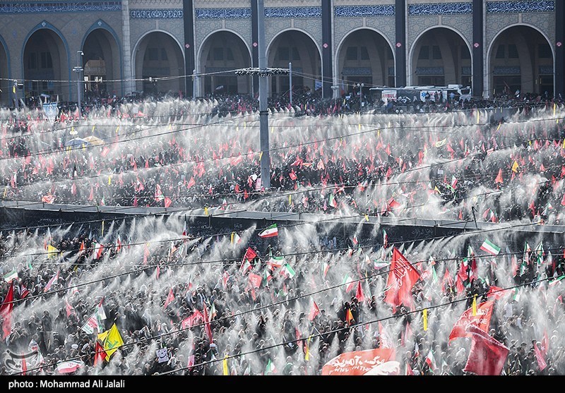 اقامه نماز بر پیکر رهبر شهید