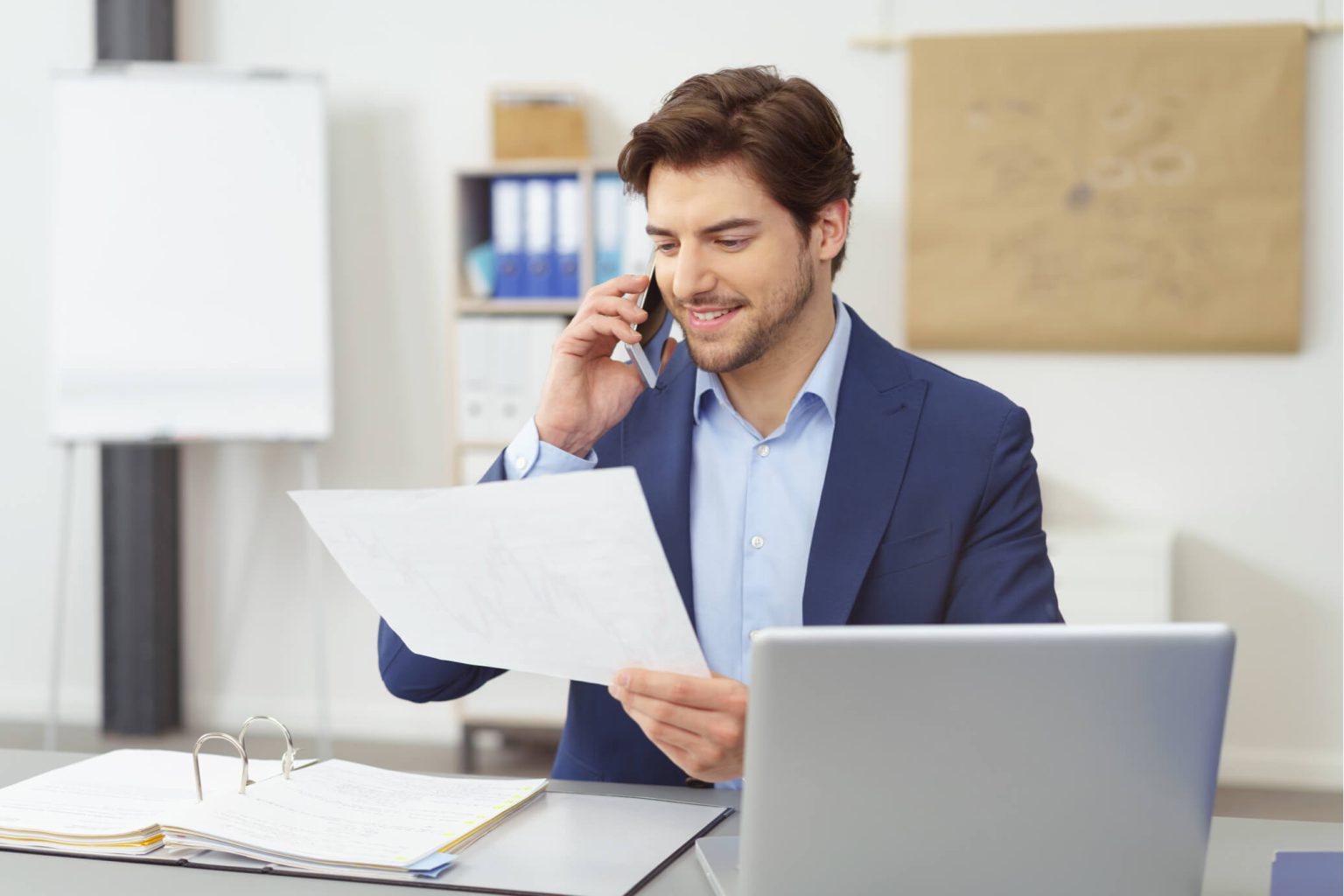 حسابدار در حال صحبت با تلفن