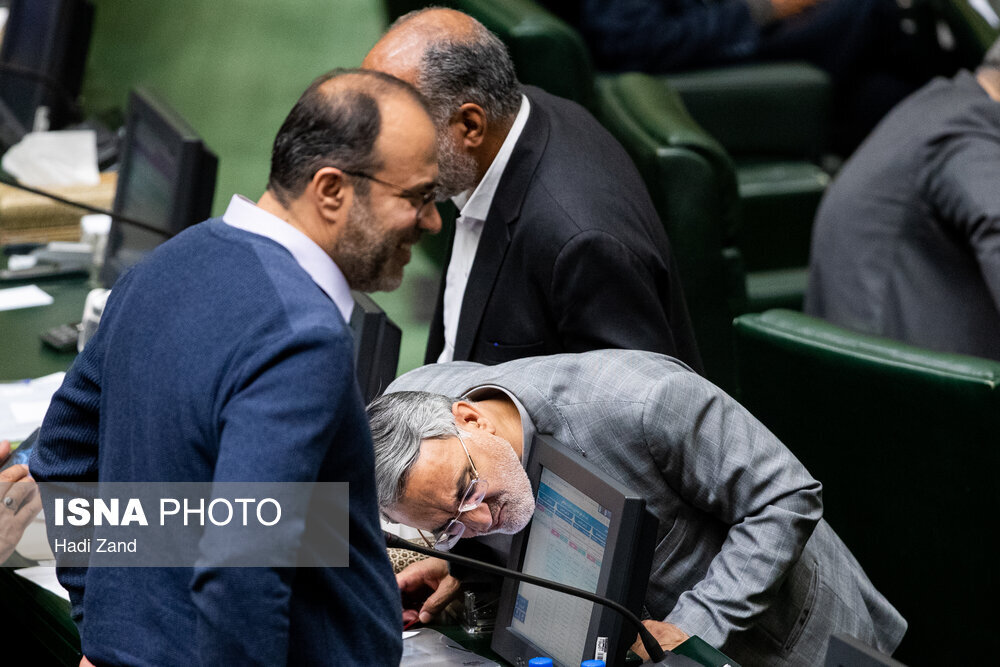 حلقه نمایندگان زن به دور قالیباف / مشت و مال نماینده مجلس در صحن علنی + عکس 4