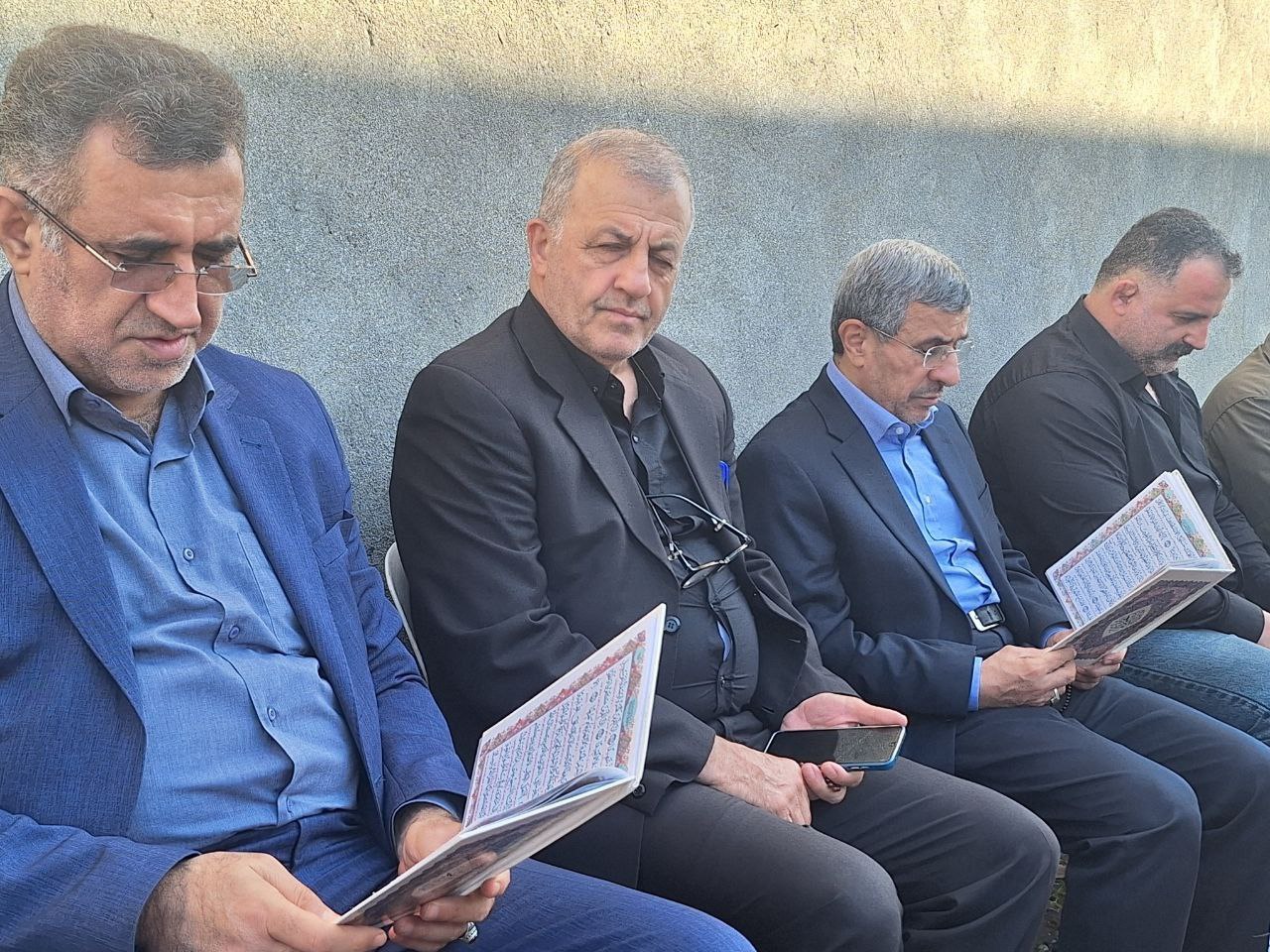 تصاویری از قرآن خواندن احمدی نژاد برای خواهر فوت شده رحیم مشایی 3