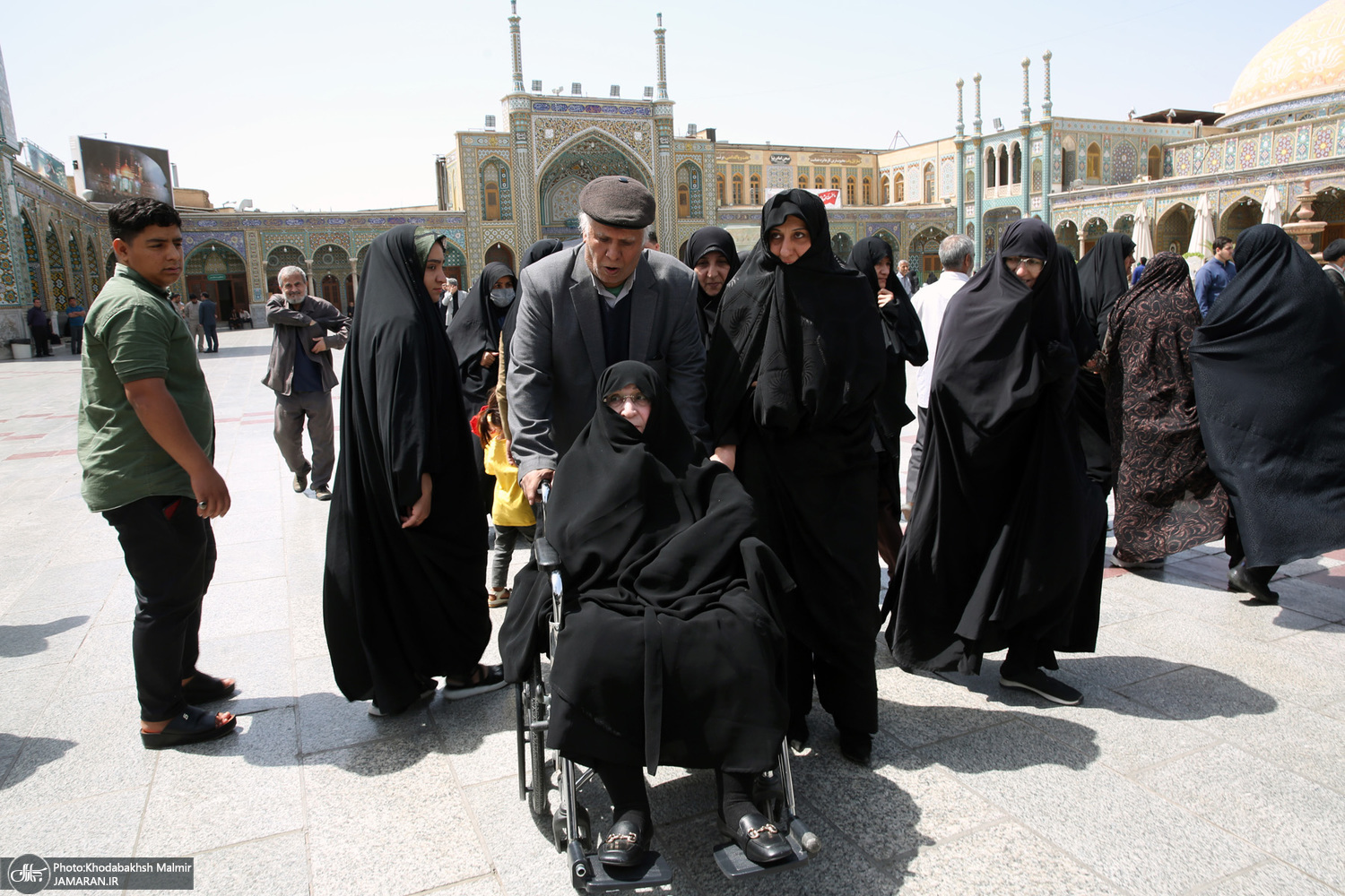 تازه‌ترین تصویر از عروس و دختر امام در مراسم تشییع پیکر معصومه حائری + عکس 4