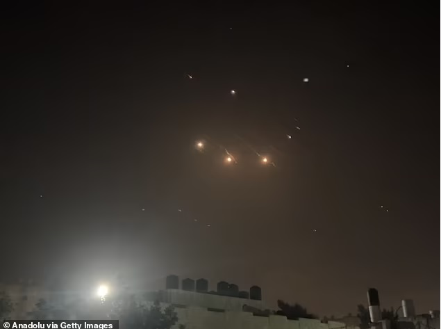 شب سیاه تل‌آویو؛ تصاویر موشک‌های سپاه در آسمان اسرائیل به روایت رسانه‌های مهم جهان + عکس 4