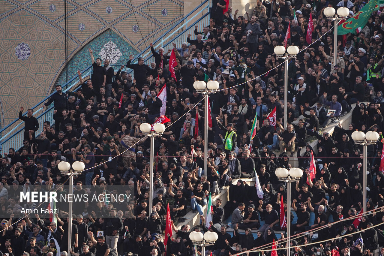 اقامه نماز بر پیکر رهبر شهید