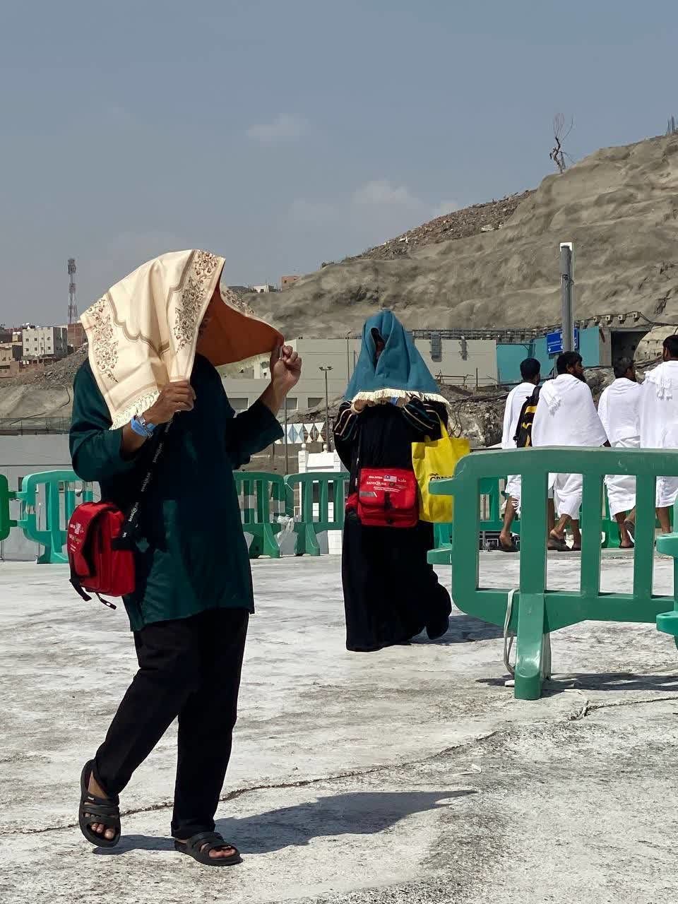 تصاویری از ورود زائران به مسجدالحرام در گرمای بالای ۴۰ درجه‌ مکه/ عکس