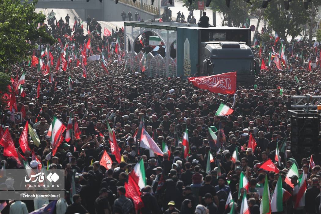 خودروی حامل پیکر رهبر شهید