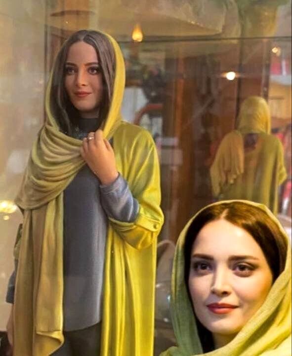 بهنوش طباطبایی از مجسمه قدی خودش رونمایی کرد + عکس 2