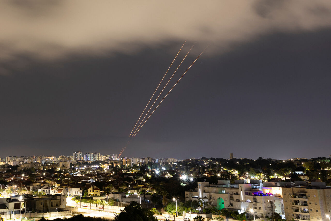شب سیاه تل‌آویو؛ تصاویر موشک‌های سپاه در آسمان اسرائیل به روایت رسانه‌های مهم جهان + عکس 6
